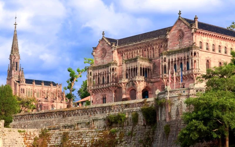 Chapelle-panthéon et palais de Sobrellano