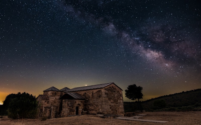 Santa Lucia del Trampal sous un ciel étoilé