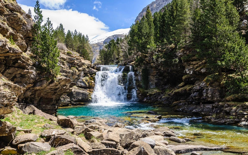 Cascade dans la Vallée d’Ordesa dans les Pyrénées Aragonaises