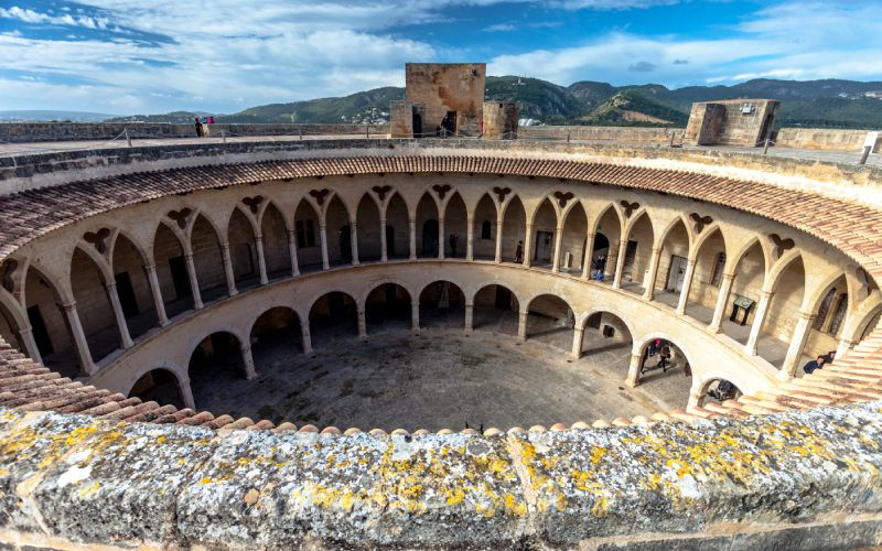 Cour du château de Bellver vue d’en haut