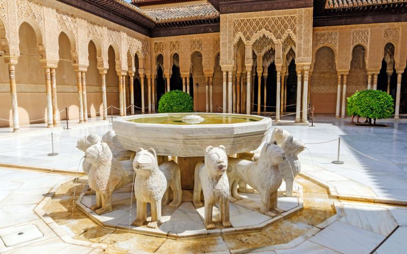 La fontaine des Lions dans l’Alhambra de Grenade.