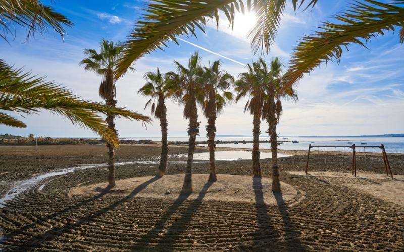 Plage de l'Almadraba à Alicante