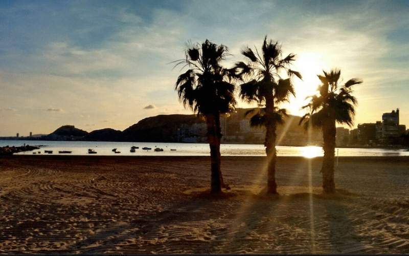 Coucher de soleil sur la plage de l'Almadraba à Alicante