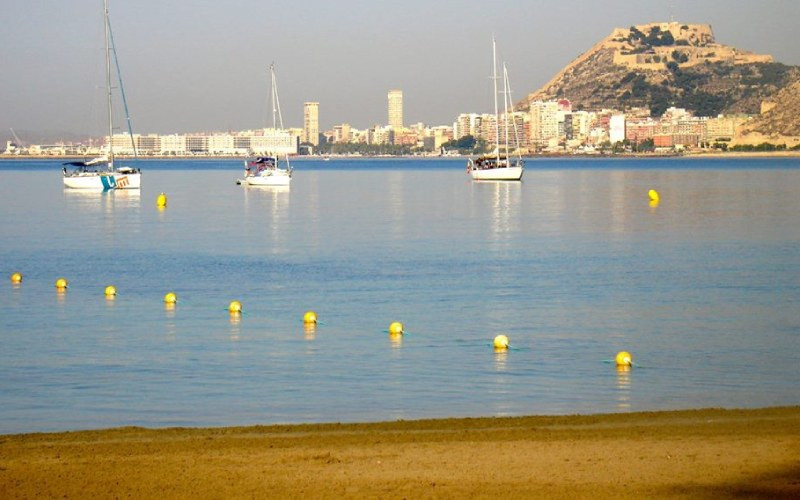 Plage de l'Almadraba à Alicante