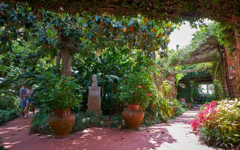 Passages dans le jardin de Marimurtra