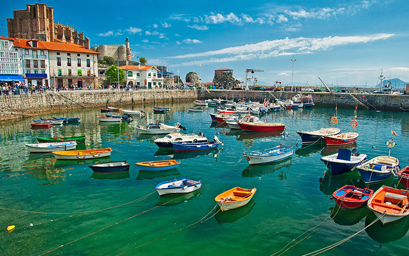 Castro Urdiales et l'église Santa María de la Asunción au sommet de la ville