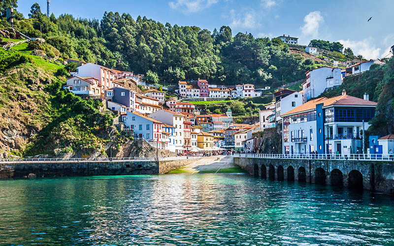 Le village de Cudillero défiant la mer cantabrique