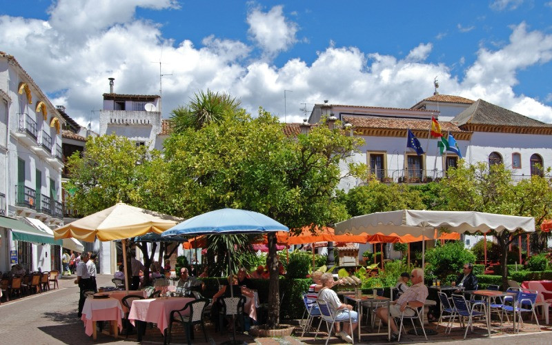 Terrasse sur une place avec des gens assis