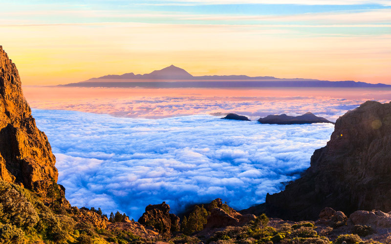 Roque Nublo dans la Grande Canarie avec Tenerife au fond