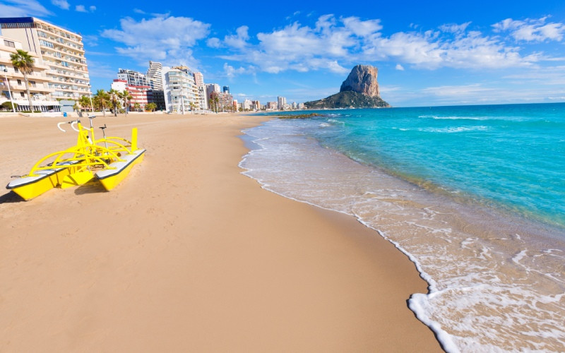 Plage Arenal Bol à côté de la ville