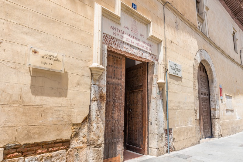 Façade néoclassique de l’hôpital d’Antezana