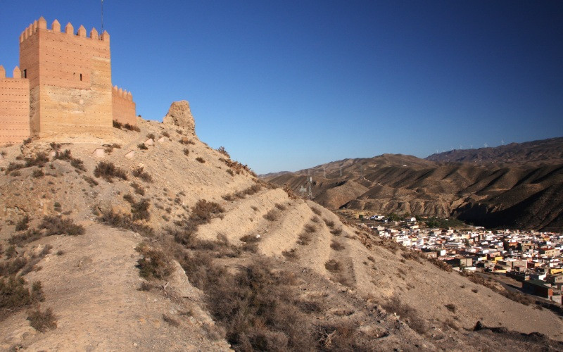 L'Alcazaba et le village blanc de Tabernas au fond