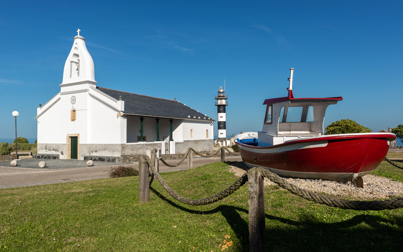 Chapelle San Agustín, phare et bateau