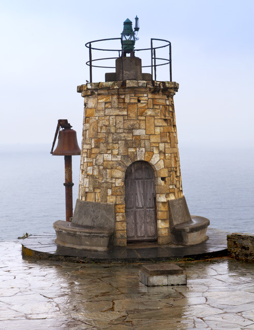 Vieux phare avec cloche à côté