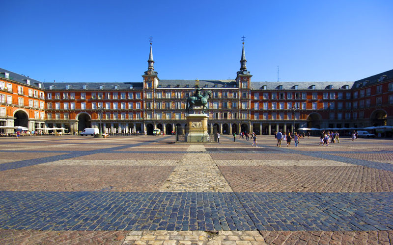 Ample vue de la Plaza Mayor de Madrid