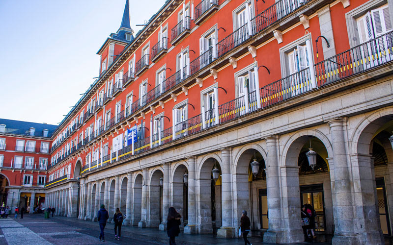 Boutiques dans les couloirs de la Plaza Mayor de Madrid