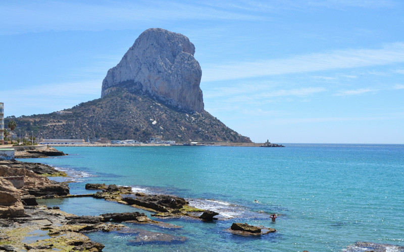 Les Bains de la Reine de Calpe avec le Rocher d’Ifach en arrière-plan