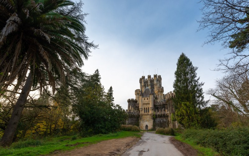 Entrée du château de Butrón avec des palmiers