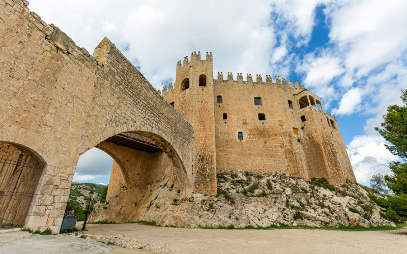 Entrée et arcs d’accès entre des zones du château de Vélez-Blanco