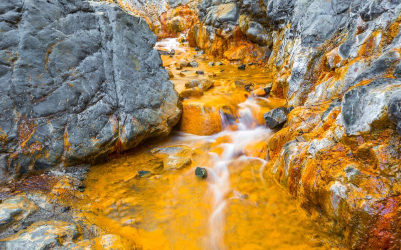 L’orange des eaux teinte d’ocre la Cascade des Couleurs