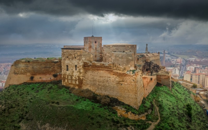 Au premier plan Tour de Jaime I à droite et grosse tour des dortoirs à gauche