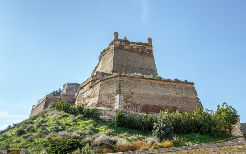 Bastion frontal du Château de Monzón depuis la rampe