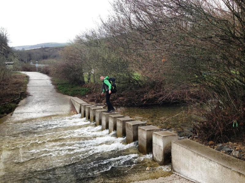 Passage de la rivière au cours de l’étape vers Zubiri-Pau