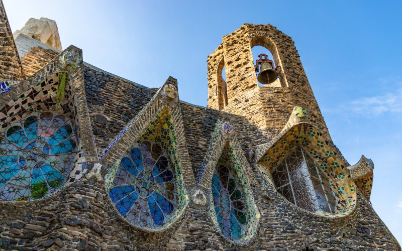 Façade extérieure de la Crypte de la Colonie Güell