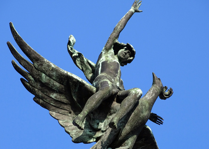 Sculpture de l’oiseau et Ganymède ou de l’oiseau Phénix sur la Grande Vía 32