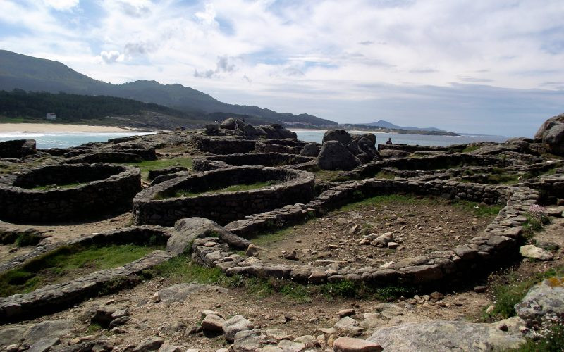 Restes de constructions dans le castro de Baroña