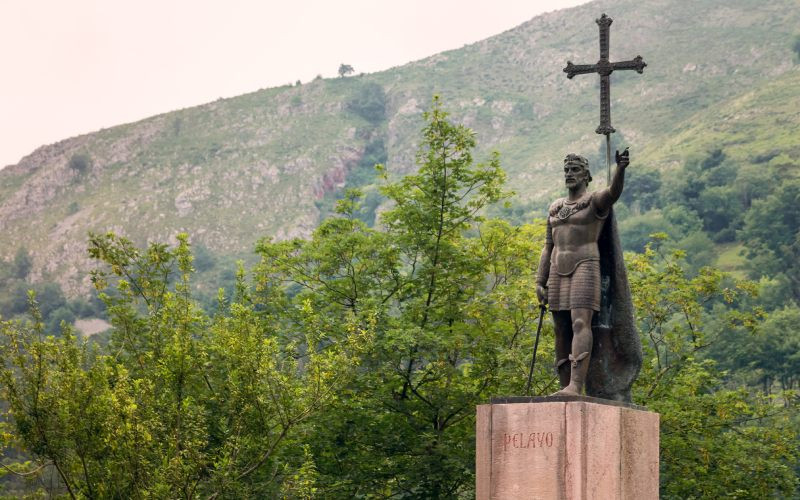 Statue en bronze du roi Don Pelayo, à Covadonga