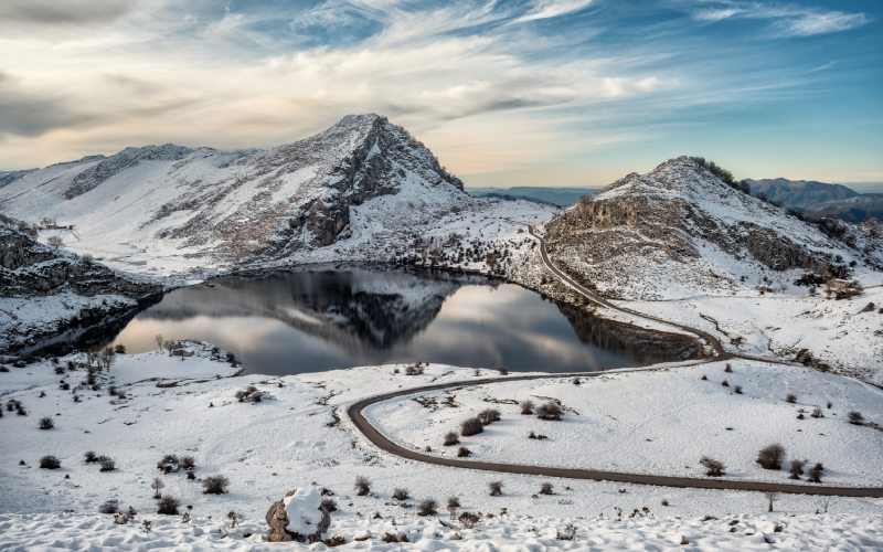 Les lacs Covadonga couverts de neige