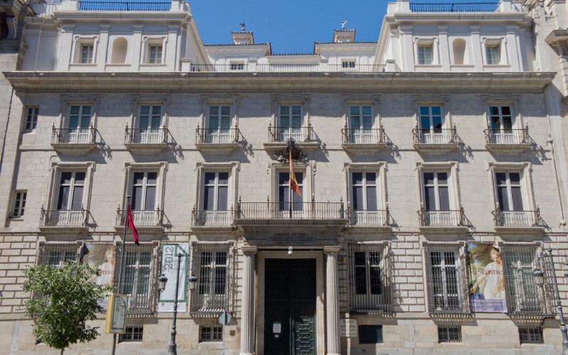 Académie des beaux-arts de San Fernando, dont la façade a été adaptée au style néoclassique du XVIIIe siècle