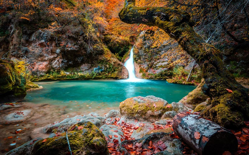 Paysage des Sources de l’Urederra en automne