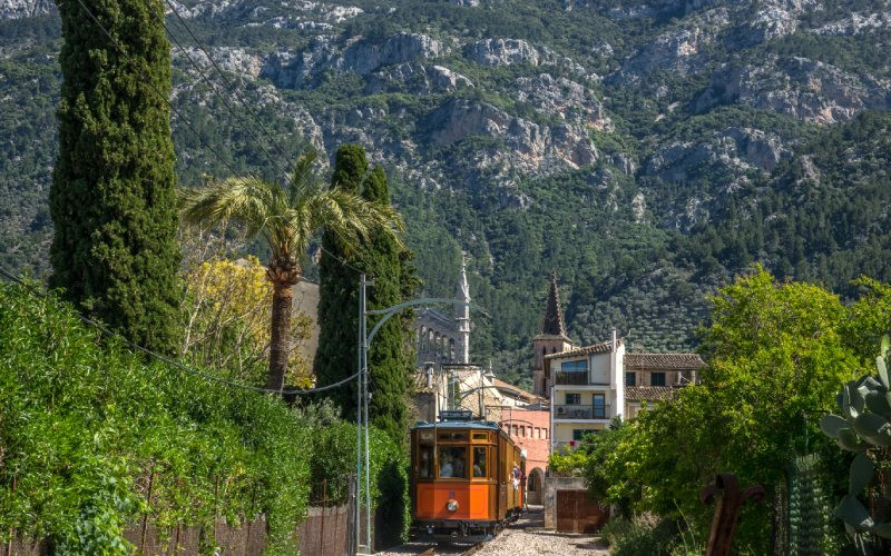 Le Train de Sóller traverse la Serra de Tramuntana