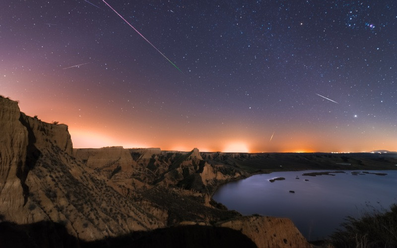 Des étoiles filantes au-dessus des ravins et du réservoir