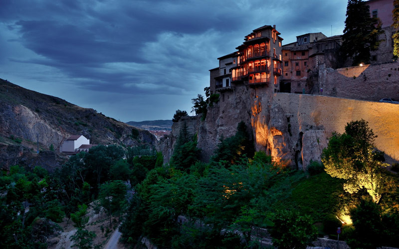 Les maisons suspendues de Cuenca la nuit 