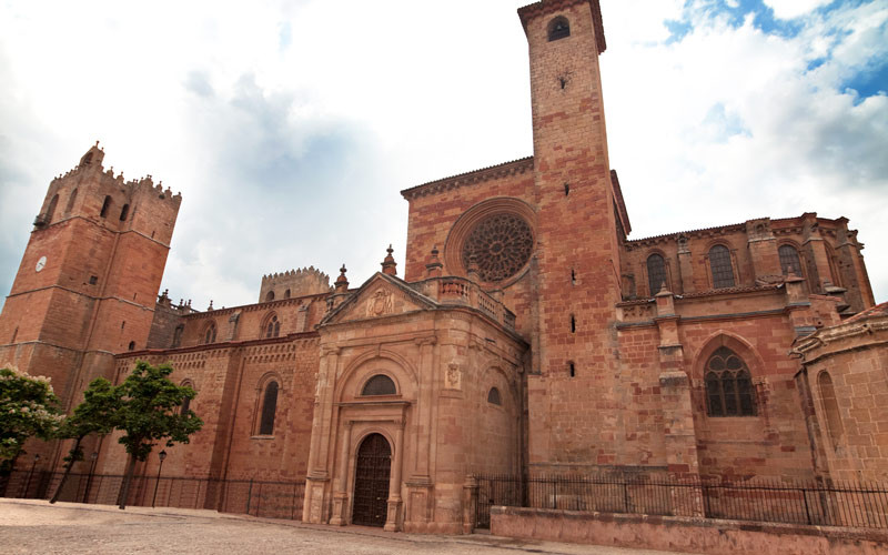 Cathédrale de Sigüenza, de laquelle dépendait l’église Santa Coloma d’Albendiego