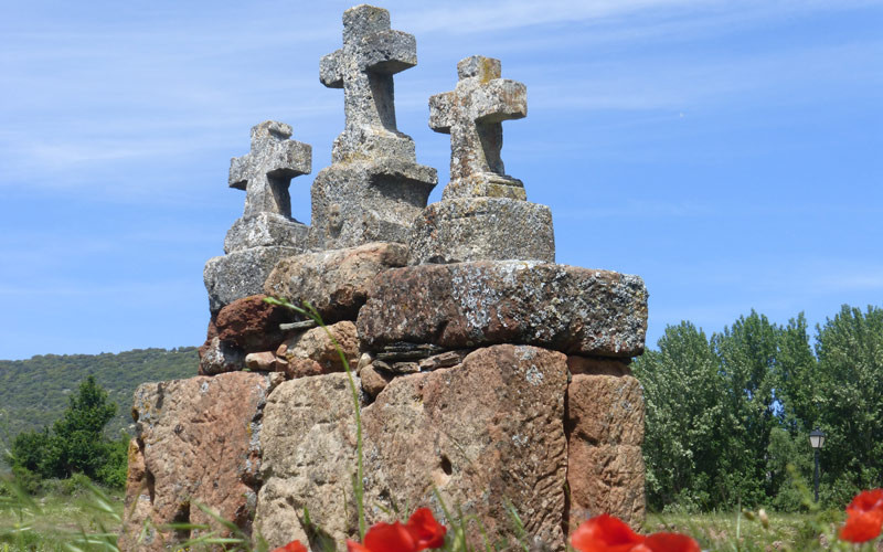 Croix de calvaire sur le sentier qui mène à l’église de Santa Coloma d’Albendiego