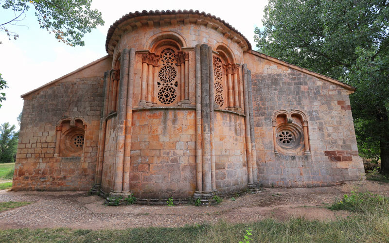 Abside et absidioles de style roman-mudéjar de l’église de Santa Coloma d’Albendiego