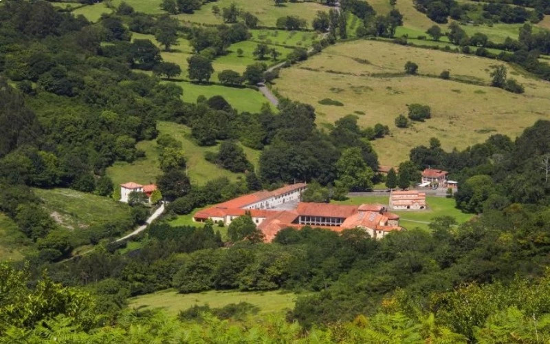 Église et monastère de Santa María de Valdediós en pleine nature