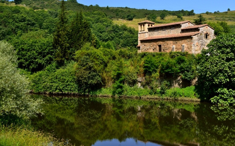 San Pedro de Nora et ses environs sur les rives du fleuve Nora