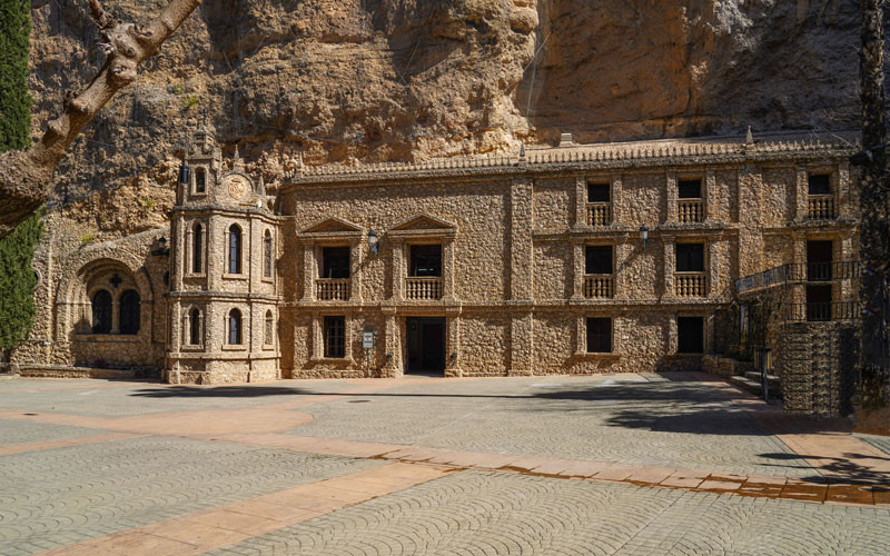 Le Sanctuaire de Calasparra creusé dans la pierre de la montagne