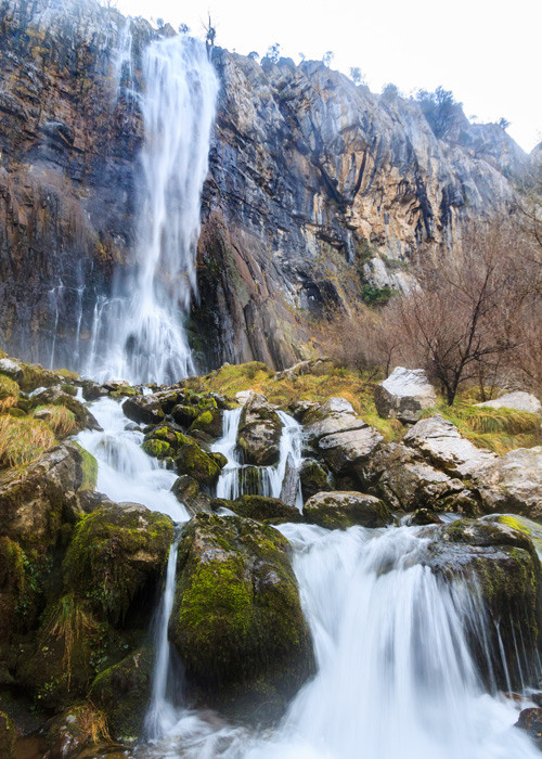 Vue de la base de la cascade