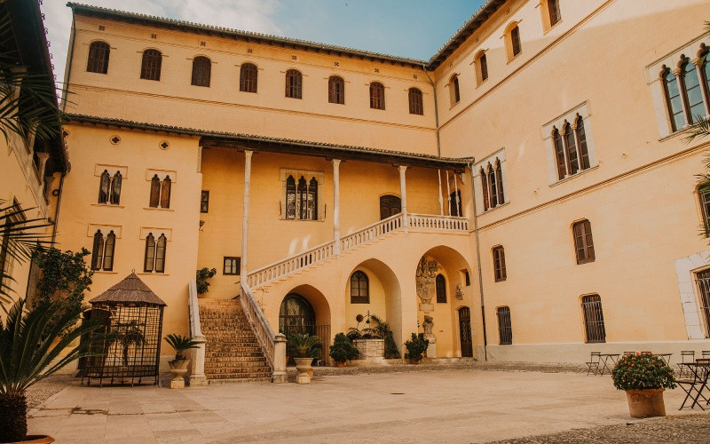 Palais ducal de Gandía, Place d'armes