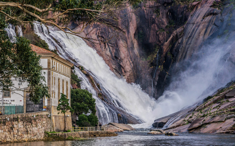 Vues de la cascade d'Ézaro 