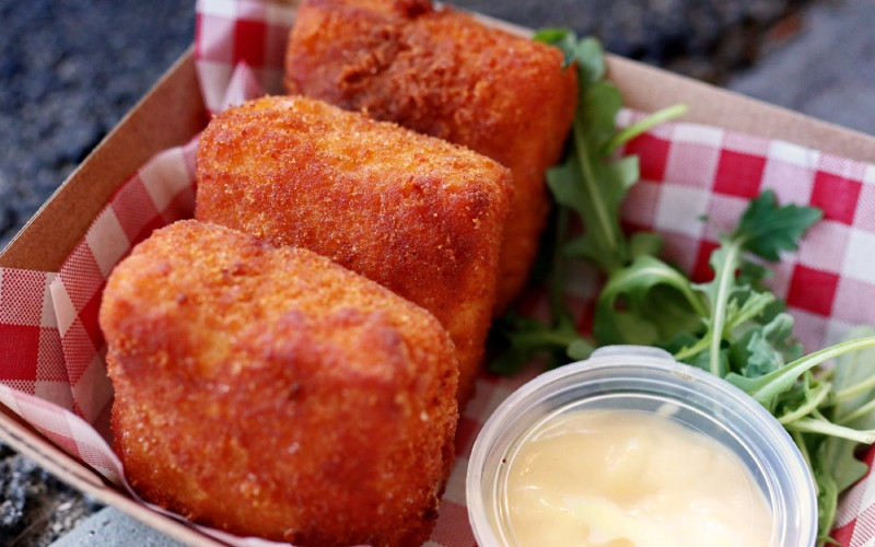 Croquettes de fromage cabrales avec de la sauce aïoli