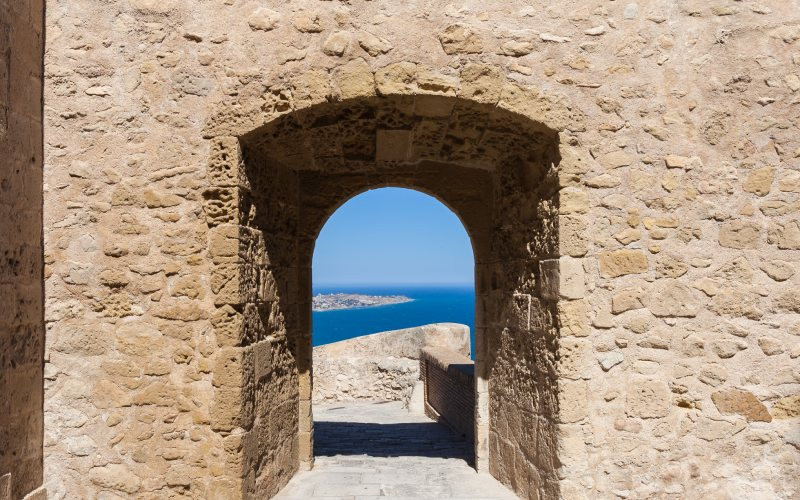 Une des portes du château donnant sur la mer