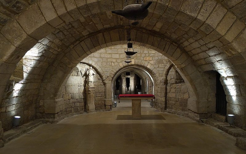 Intérieur de la crypte de San Antolín dans la cathédrale de Palencia