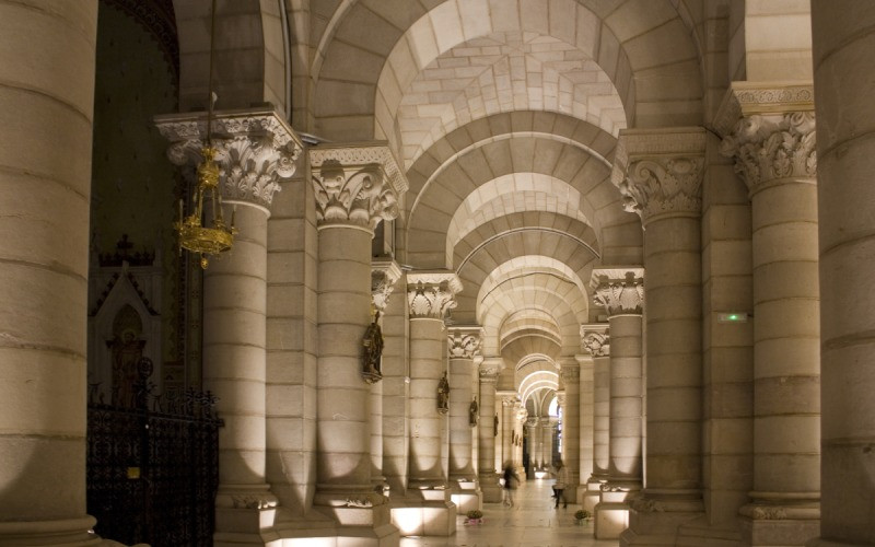 Détail des colonnes de la crypte de la cathédrale de l'Almudena